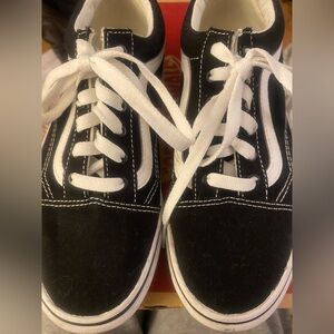 Classic Vans Old Skool low-top sneakers in black /white Women’s 6.5 / Men’s 5.0